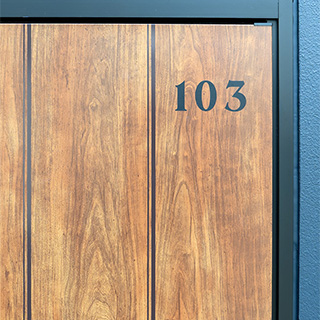 メゾンノワール相模原 重厚感ある玄関扉