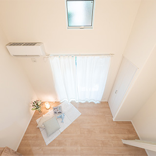 ロフトからの眺め、ナチュラルな床材で癒しの空間(1)