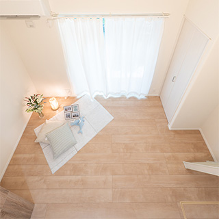 ロフトからの眺め、ナチュラルな床材で癒しの空間(2)