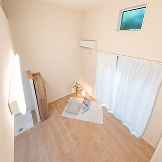 ロフトからの眺め、ナチュラルな床材で癒しの空間(3)