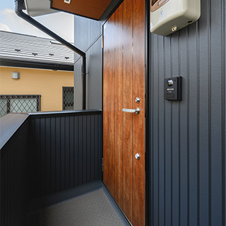 重厚感ある玄関扉