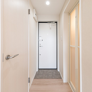 玄関廊下 扉白く清潔感〇