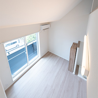 ロフトからの眺め、ナチュラルな床材で癒しの空間(1)