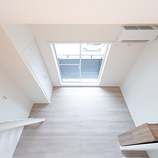 ロフトからの眺め、ナチュラルな床材で癒しの空間(2)