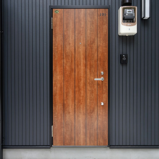 重厚感のある木目玄関扉